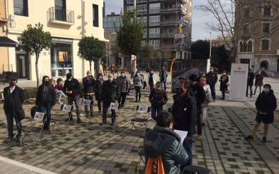 Els concentrats han recreat amb cadires els nom dels encausats locals | Ràdio Sabadell